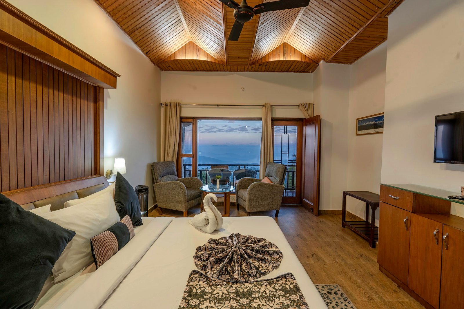 Ojaswi Resort - Luxury room with comfortable stay and mountain views