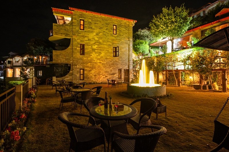 Relaxing al fresco dining area in Mukteshwar, perfect for enjoying a sunrise breakfast overlooking the Himalayan peaks.
