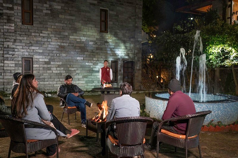 Premium coffee and freshly prepared snacks served at the Ojaswi Cafe, the best spot for a quick bite in Mukteshwar.