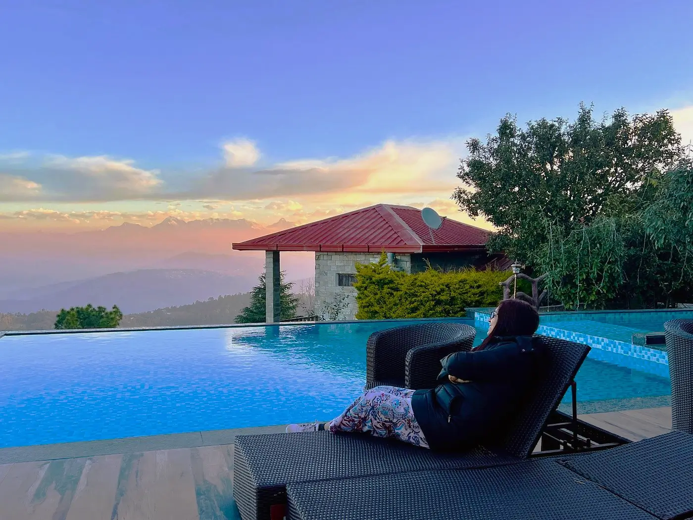 pool with himalayan view resorts in mukteshwar