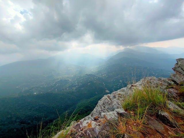 Scenic Himalayan mountain view from Chauli Ki Jali, Mukteshwar, Uttarakhand